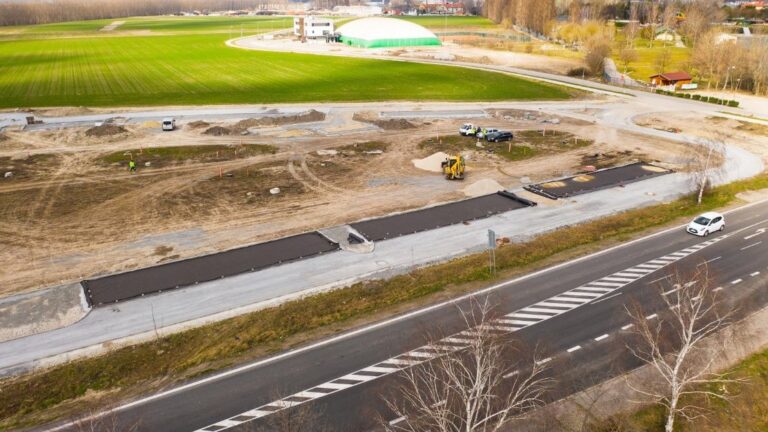Plochy s fóliou a ochrannou geotextíliou pozdĺž komunikácie – Dunajská Streda