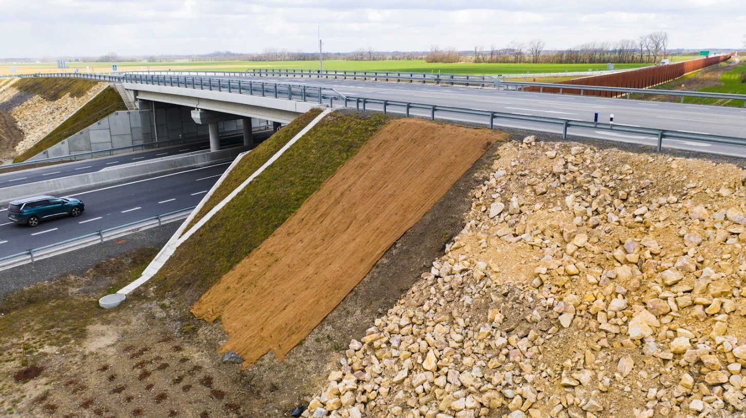 Kokosová rohož na svahu pri nadjazde – D4/R7