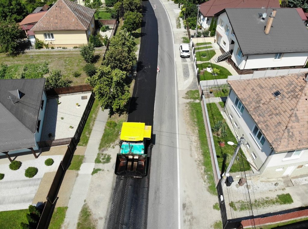 Pokládka novej asfaltovej vrstvy v obci Gabčíkovo – letecký pohľad