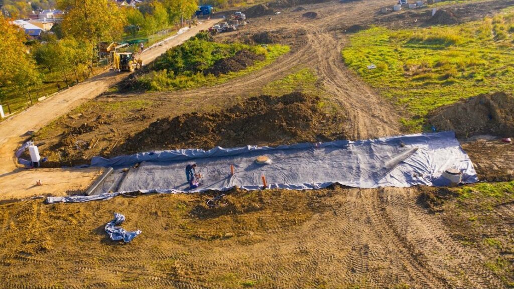 Pokládka geotextílie a geomreže pod konštrukciu vozovky – Budatín