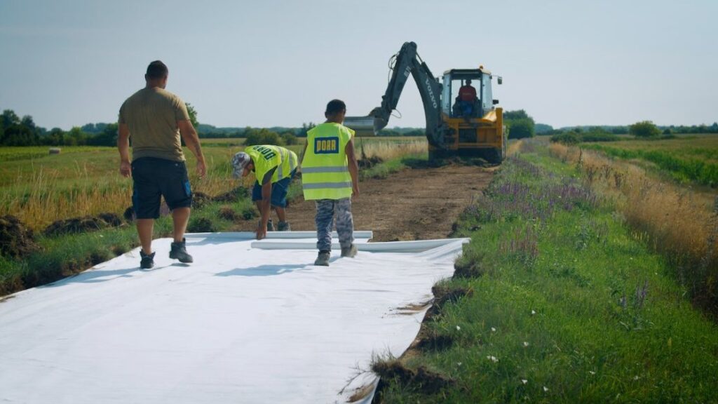 Pokládka netkanej geotextílie na cyklotrase – Dolný Bár