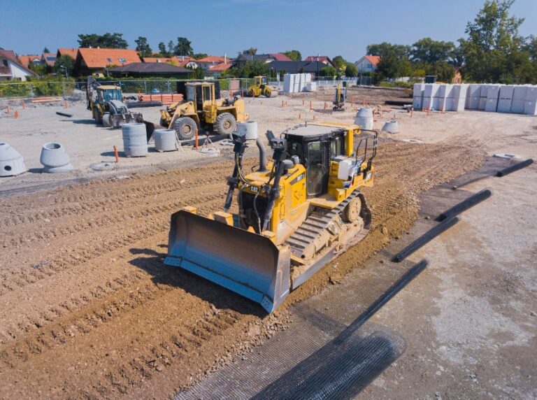 Rozhŕňanie kameniva na geomrežu dozérom – Kvetoslavov